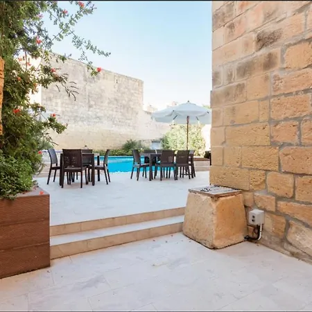 Taz-zija Rosa Farmhouse بيت للعطل